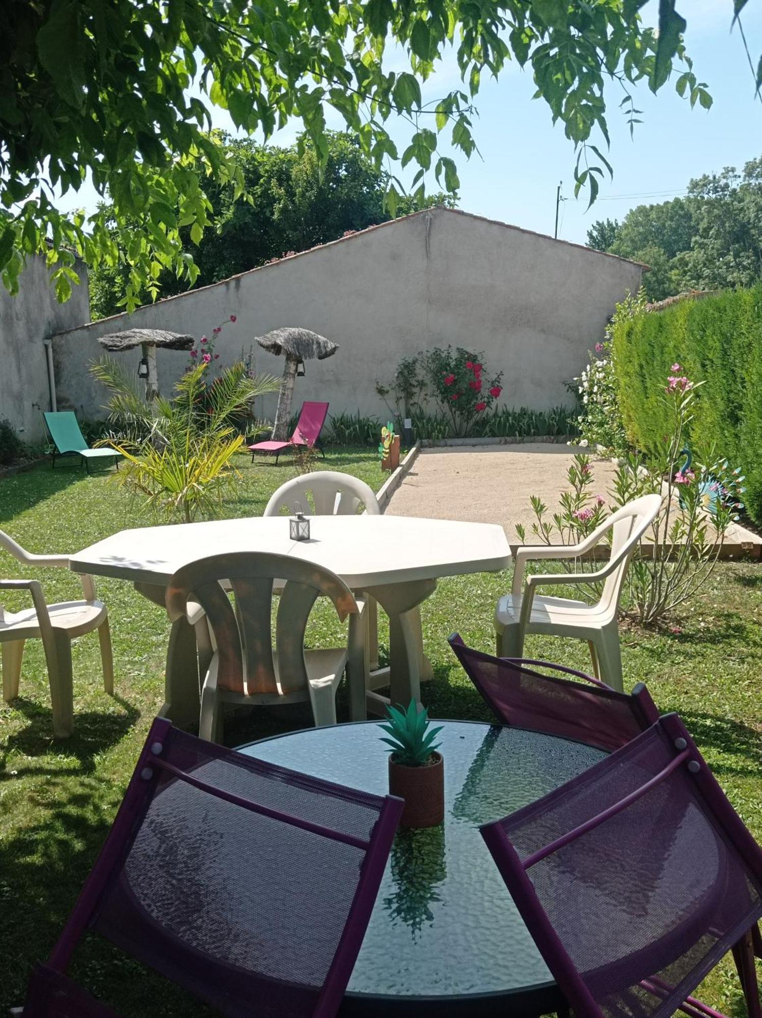 Au Coeur Du Marais Acomodação com café da manhã Saint-Hilaire-la-Palud Exterior foto